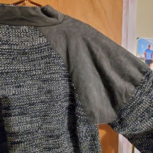 Fluid Mens Sweater. XL. Gray Bkack. Gray Demin Patchwork Shoukder. Long Sleeves - Picture 5 of 5